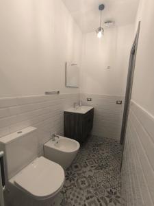 Koupelna v ubytování La myrea + 7 fotografií