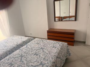 a bedroom with a bed and a dresser and a mirror at Habitación Doble a 100 m de la Playa in Benidorm