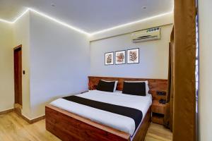 a bedroom with a bed in a room at Collection O Baga Beach Goa Formerly Traveller Guest House in Baga