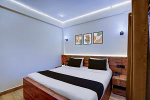 Postel nebo postele na pokoji v ubytování Collection O Baga Beach Goa Formerly Traveller Guest House + 23 fotografií