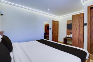 Ένα ή περισσότερα κρεβάτια σε δωμάτιο στο Collection O Baga Beach Goa Formerly Traveller Guest House