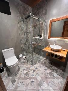 Un baño de Azlins House