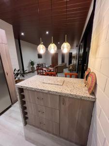 Una cocina o cocineta en Azlins House