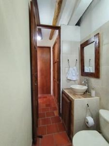 Et badeværelse på Habitación Central Barichara