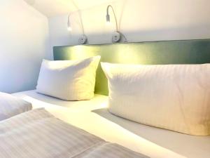 Postel nebo postele na pokoji v ubytování Gemütliche Ferienwohnung am Tegernsee - ruhig im Dachgeschoss