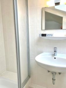 Koupelna v ubytování Gemütliche Ferienwohnung am Tegernsee - ruhig im Dachgeschoss + 3 fotografie