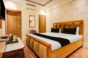 PrayagrajにあるHotel O by OYO Gangayの部屋の中に大きなベッドがある寝室