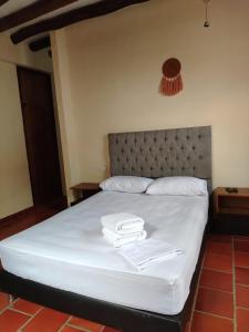 En eller flere senge i et værelse på Habitación Central Barichara + 2 billeder