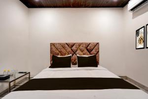 Postel nebo postele na pokoji v ubytování Hotel O by OYO Happy Stay