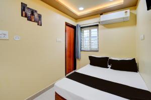 ein Schlafzimmer mit einem Bett und einem Fenster in der Unterkunft Hotel O by OYO Gupta's Dynasty in Gachibowli