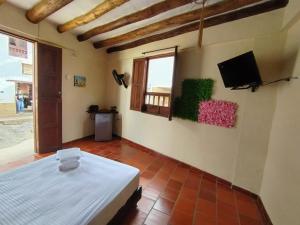 En eller flere senge i et værelse på Habitación Central Barichara