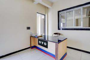 una stanza con una scrivania con un cartello ovo sopra di SPOT ON Hotel Bella Vista a Jhinjhak