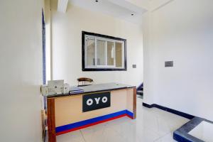 una scrivania con un cartello ovo in una stanza di SPOT ON Hotel Bella Vista a Jhinjhak