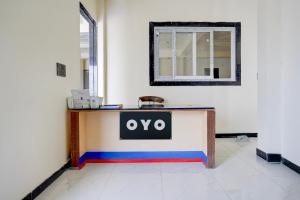 una scrivania con un cartello "Ovy" in una stanza di SPOT ON Hotel Bella Vista a Jhinjhak
