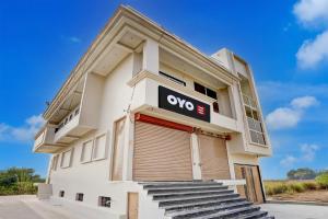 Un edificio con un cartello aortico sul lato. di SPOT ON Hotel Bella Vista a Jhinjhak Altre 22 foto