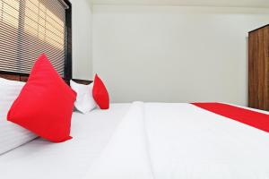 Postel nebo postele na pokoji v ubytování Hotel O Shiv Shahi The Leaf Lodging