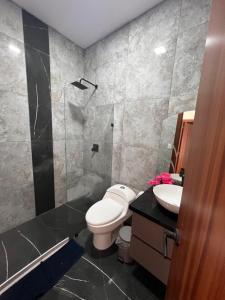 Un baño de Tu refugio de lujo en Cuenca! 9 fotos más