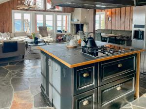 Køkken eller tekøkken på Modern Cabin With Ski In-Out In Hafjell