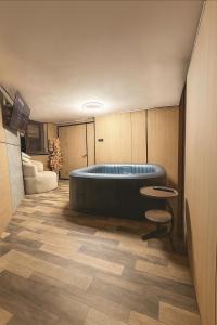 um banheiro com banheira, banquinho e mesa em SeaSide Villa em Asdode