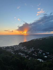 Fotografie z fotogalerie ubytování Élégant T2 avec vue sur la mer des Caraïbes v destinaci Schoelcher