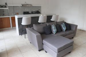 een bank in een woonkamer met 2 lampen bij Habitacion con baño privado La Perla in Acapulco