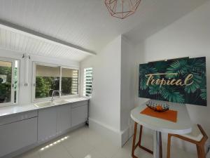 Fotografie z fotogalerie ubytování Élégant T2 avec vue sur la mer des Caraïbes v destinaci Schoelcher