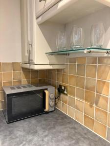 Kuchyň nebo kuchyňský kout v ubytování Two bed town house in Royal Leamington Spa