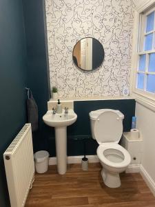 Koupelna v ubytování Two bed town house in Royal Leamington Spa