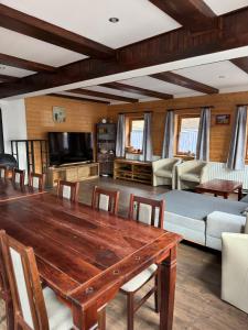 Una sala de estar con una mesa de madera y un sofá. en Sauna Chata BedRich, en Bedřichov