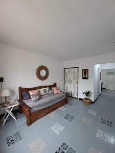 een woonkamer met een bed en een tafel bij Achalay in Bialet Massé