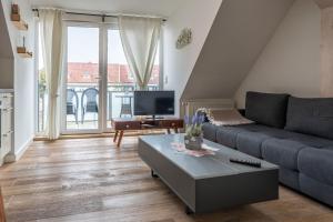 a living room with a couch and a coffee table at Claras Gartenblick in Schwerin, Nähe Schloss, Hbf & Altstadt, ruhige zentrale Lage, kostenfreie Parkplätze in Schwerin