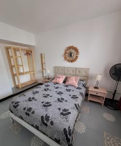 een slaapkamer met een bed en een spiegel aan de muur bij Achalay in Bialet Massé