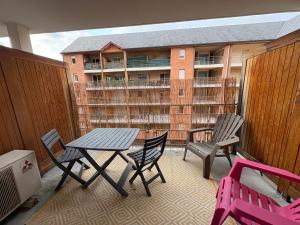 En balkon eller terrasse på Havre de paix studio parking