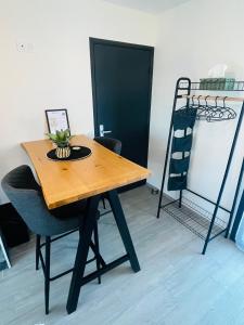 a wooden table with two chairs and a ladder at Studio du port avec jardin privé in Saint-André-de-Cubzac +8 photos