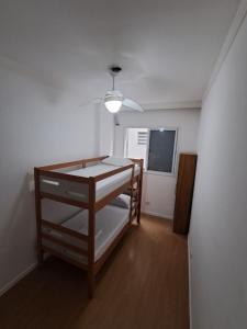 Habitación con litera y luz en Family Flat PG - Praia, Musica e Gastronomia, en Praia Grande 4 fotos más