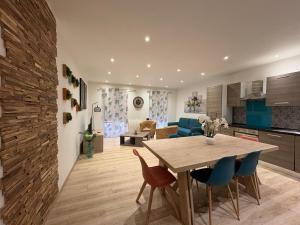 Kuchyň nebo kuchyňský kout v ubytování SUPERBE T3 AVEC PARKING ET TERRASSE en PLEIN CENTRE-VILLE