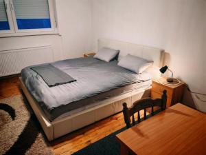 Giường trong phòng chung tại Stan Apatin