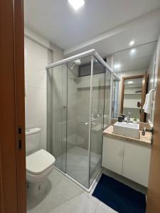 ein Badezimmer mit Dusche, Toilette und Waschbecken in der Unterkunft Bangalô Camboinha triplex in Cabedelo + 9 Fotos