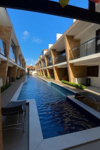 a swimming pool in the middle of a building at Bangalô Camboinha triplex in Cabedelo