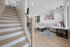 Фотография из галереи Casa Blanca by Jungle House Near Convention Center OSU & Nationwide Arena Walk to High Street Downtown & Short North 5 800 Reviews Garage Parking в городе Milo