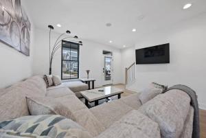 Телевизор и/или развлекательный центр в Casa Blanca by Jungle House Near Convention Center OSU & Nationwide Arena Walk to High Street Downtown & Short North 5 800 Reviews Garage Parking