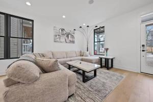 Гостиная зона в Casa Blanca by Jungle House Near Convention Center OSU & Nationwide Arena Walk to High Street Downtown & Short North 5 800 Reviews Garage Parking +30 фотографий