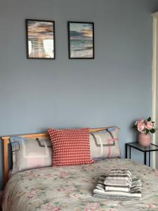 En eller flere senge i et værelse på The Manger + 11 billeder