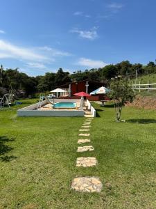 エストレーマにあるSítio do Beto Extrema MGのスイミングプール横の草道