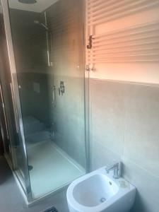 ファーノにあるLa Casa di Annaのシャワーと洗面台付きのバスルーム