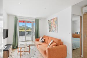 een woonkamer met een bank en een tafel bij Le petit Sud in Carqueiranne