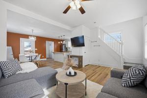 TV a/nebo společenská místnost v ubytování Comfort Boho Escape! Central Columbus