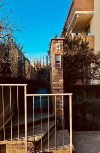 een gebouw met een hek bij Dimora Bohém in Cantù