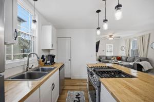 Kuchyň nebo kuchyňský kout v ubytování Comfort Boho Escape! Central Columbus