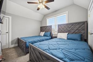 Postel nebo postele na pokoji v ubytování Comfort Boho Escape! Central Columbus